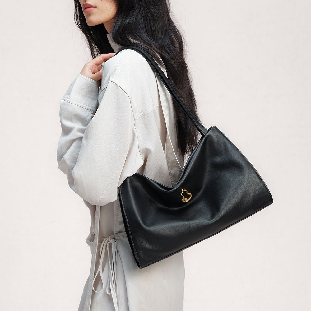 Bampo Medium Land Tote on Model 10