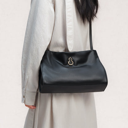 Bampo Medium Land Tote on Model 2