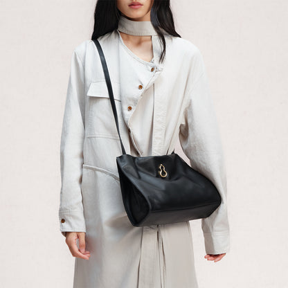 Bampo Medium Land Tote on Model 9
