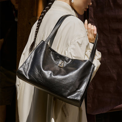 Bampo Medium Land Tote (Texture Version) on Model 1