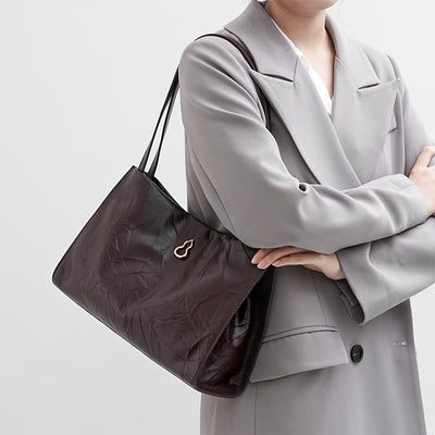 Bampo Medium Land Tote (Texture Version) on Model 4