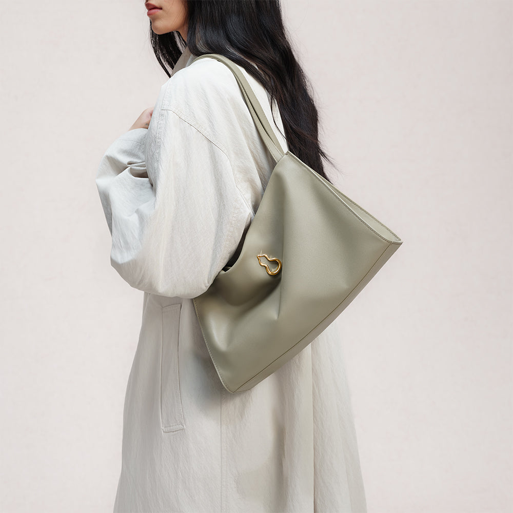 Bampo Medium Land Tote on Model 11