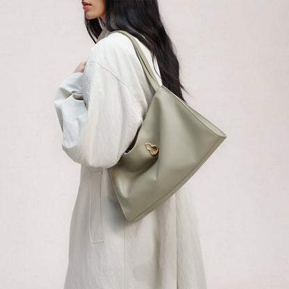 Bampo Medium Land Tote on Model 11
