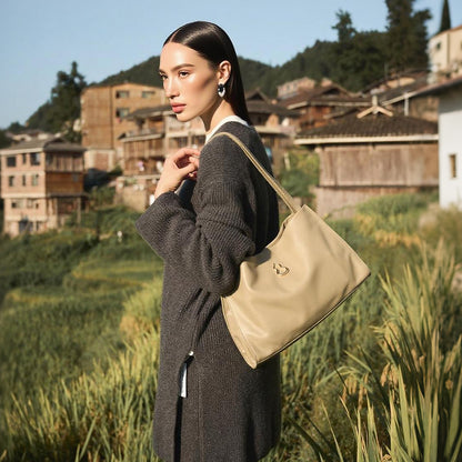 Bampo Medium Land Tote on Model 6