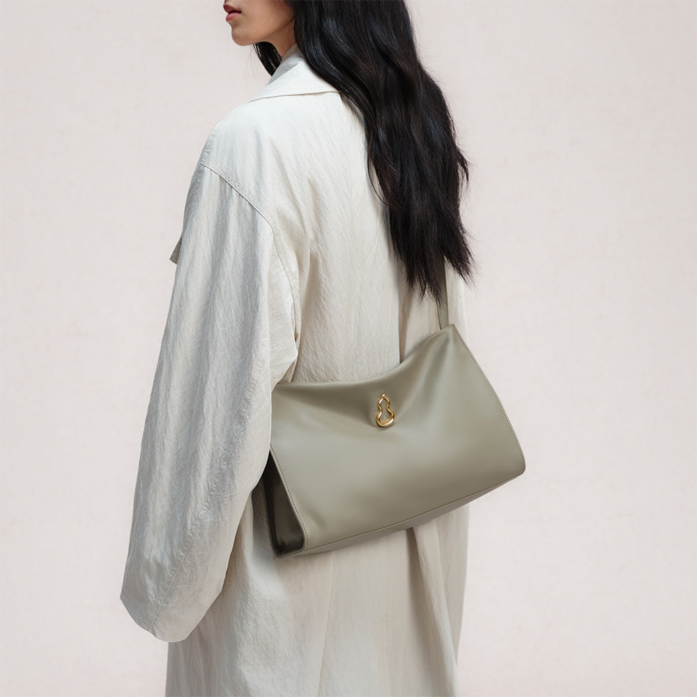 Bampo Medium Land Tote on Model 8