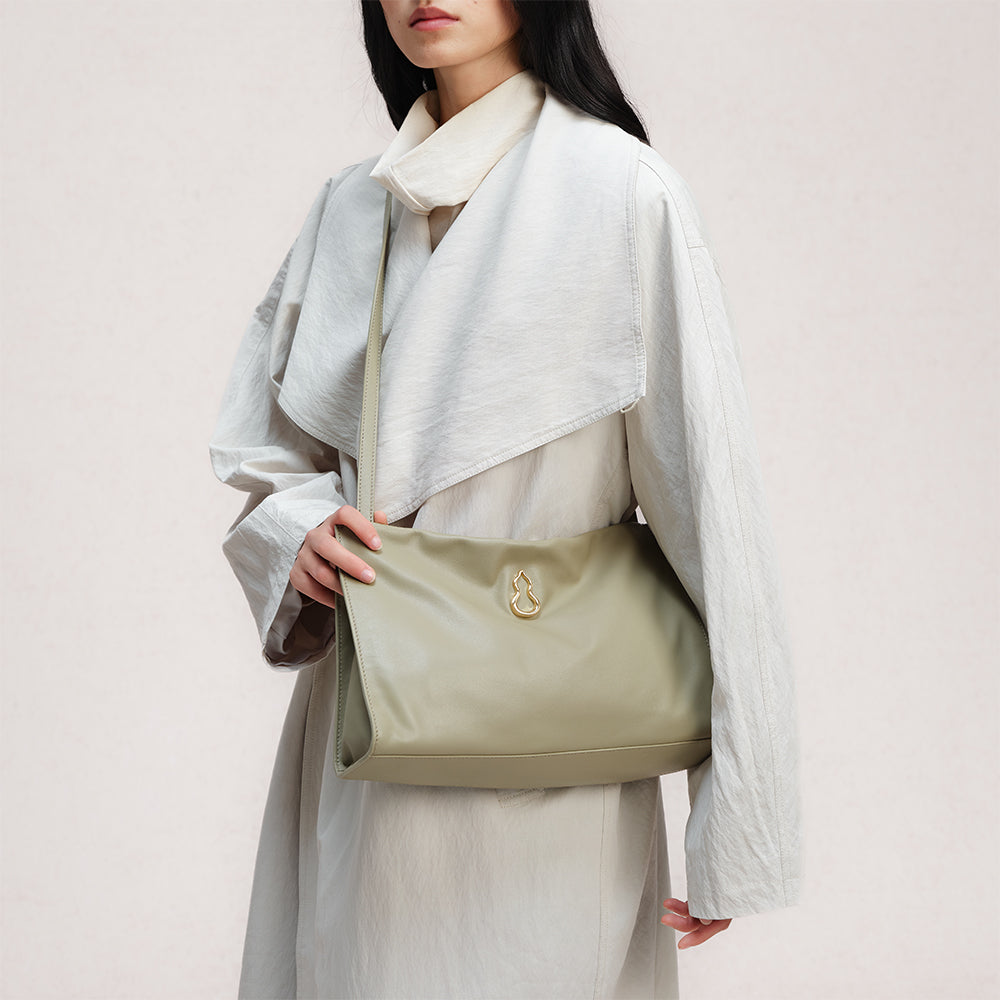 Bampo Medium Land Tote on Model 9