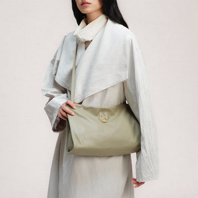 Bampo Medium Land Tote on Model 9