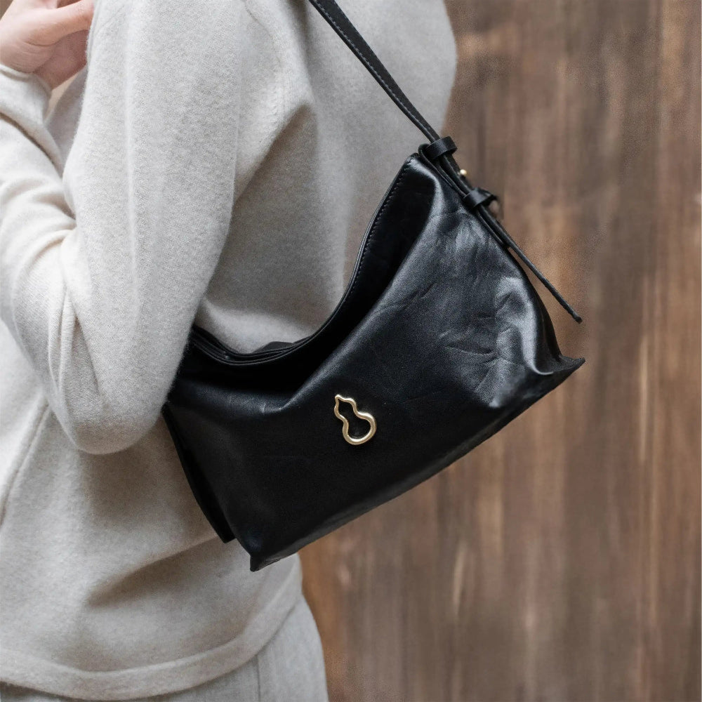 Bampo Small Flow Hobo on Model 4