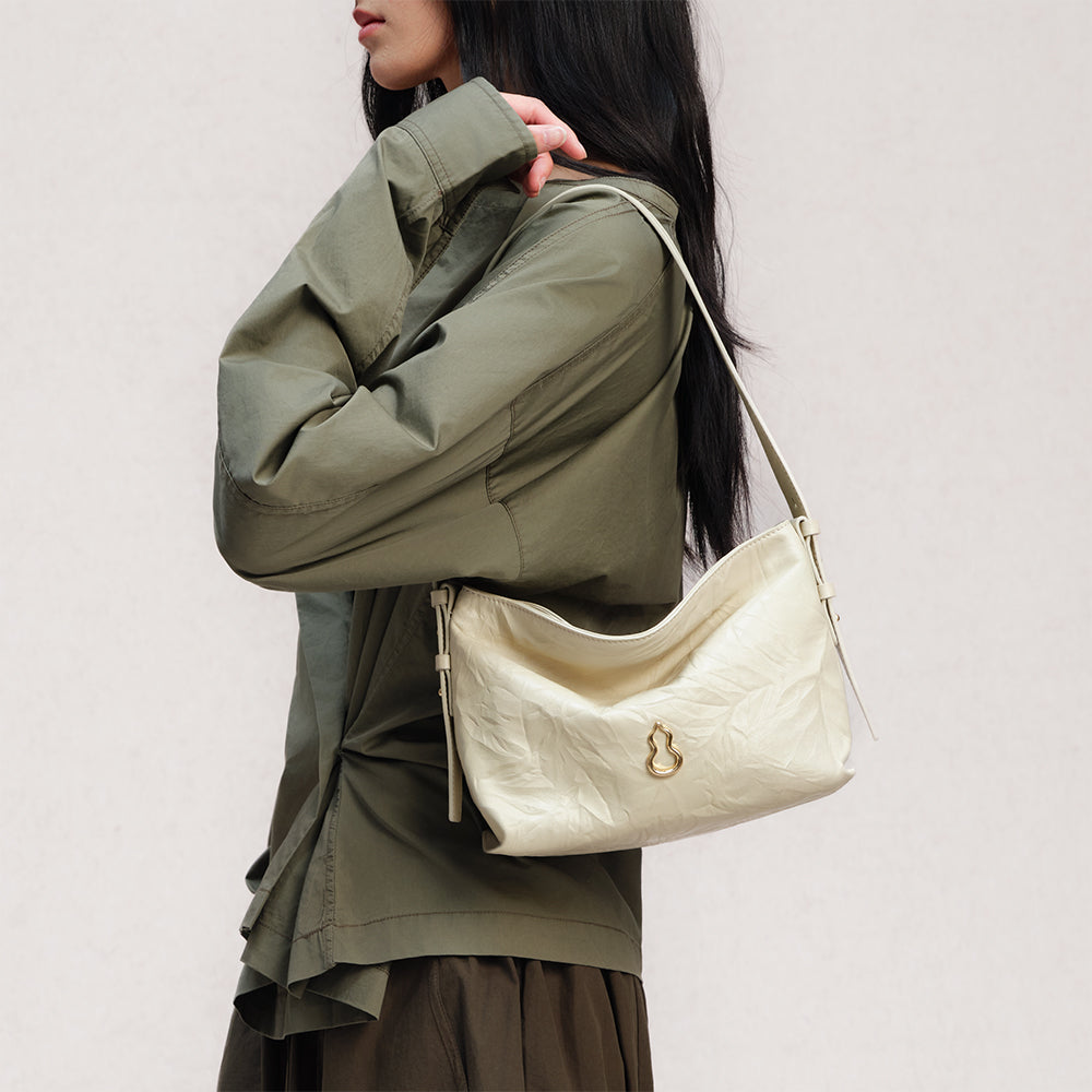 Bampo Small Flow Hobo on Model 8
