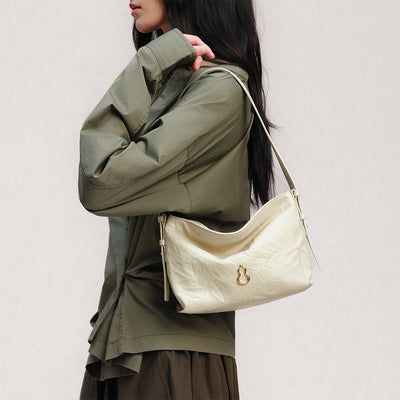 Bampo Small Flow Hobo on Model 8