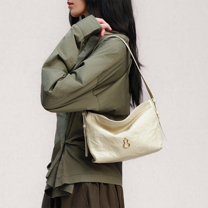 Bampo Small Flow Hobo on Model 8