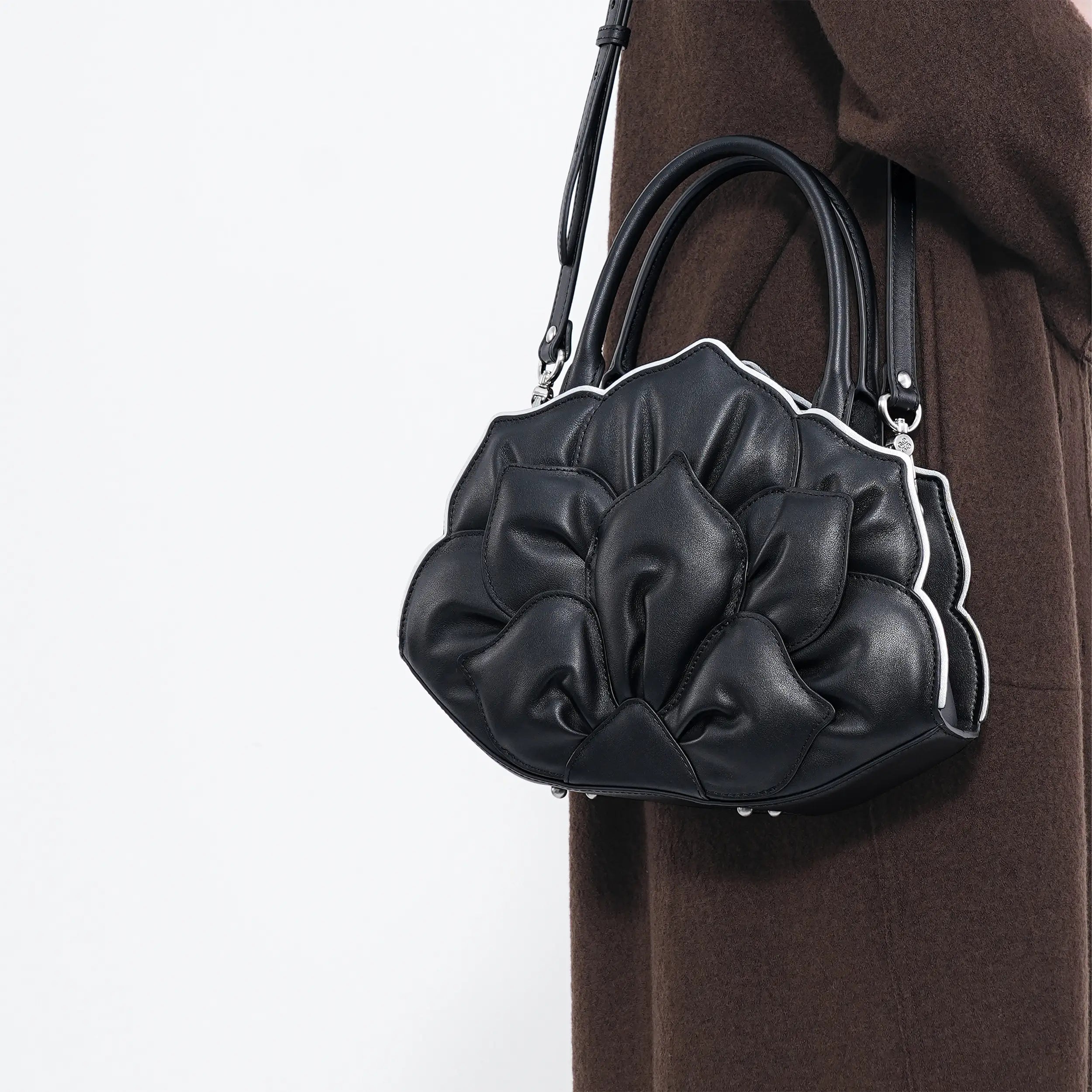 lotus handbag in black | Bampo