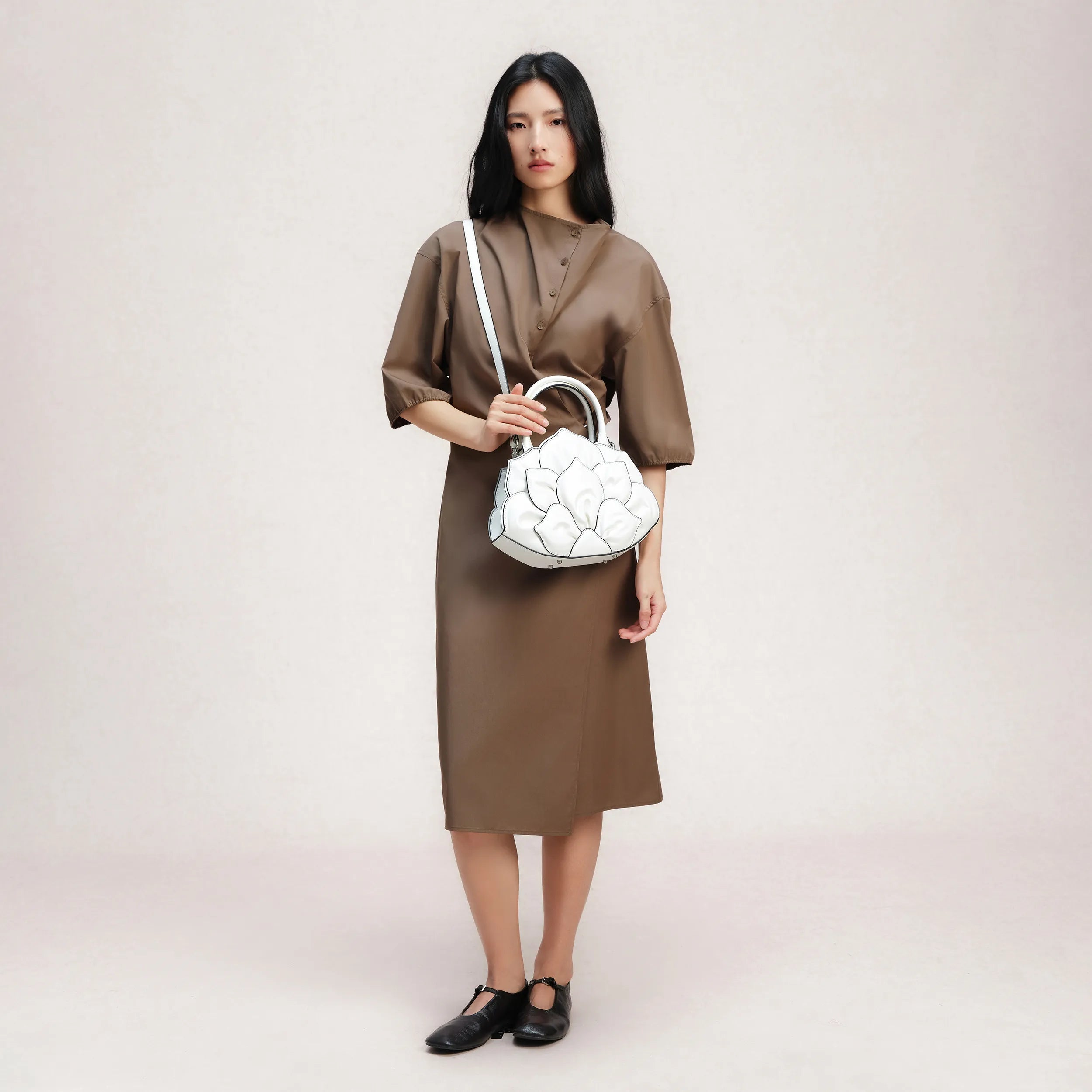 lotus handbag in white | Bampo