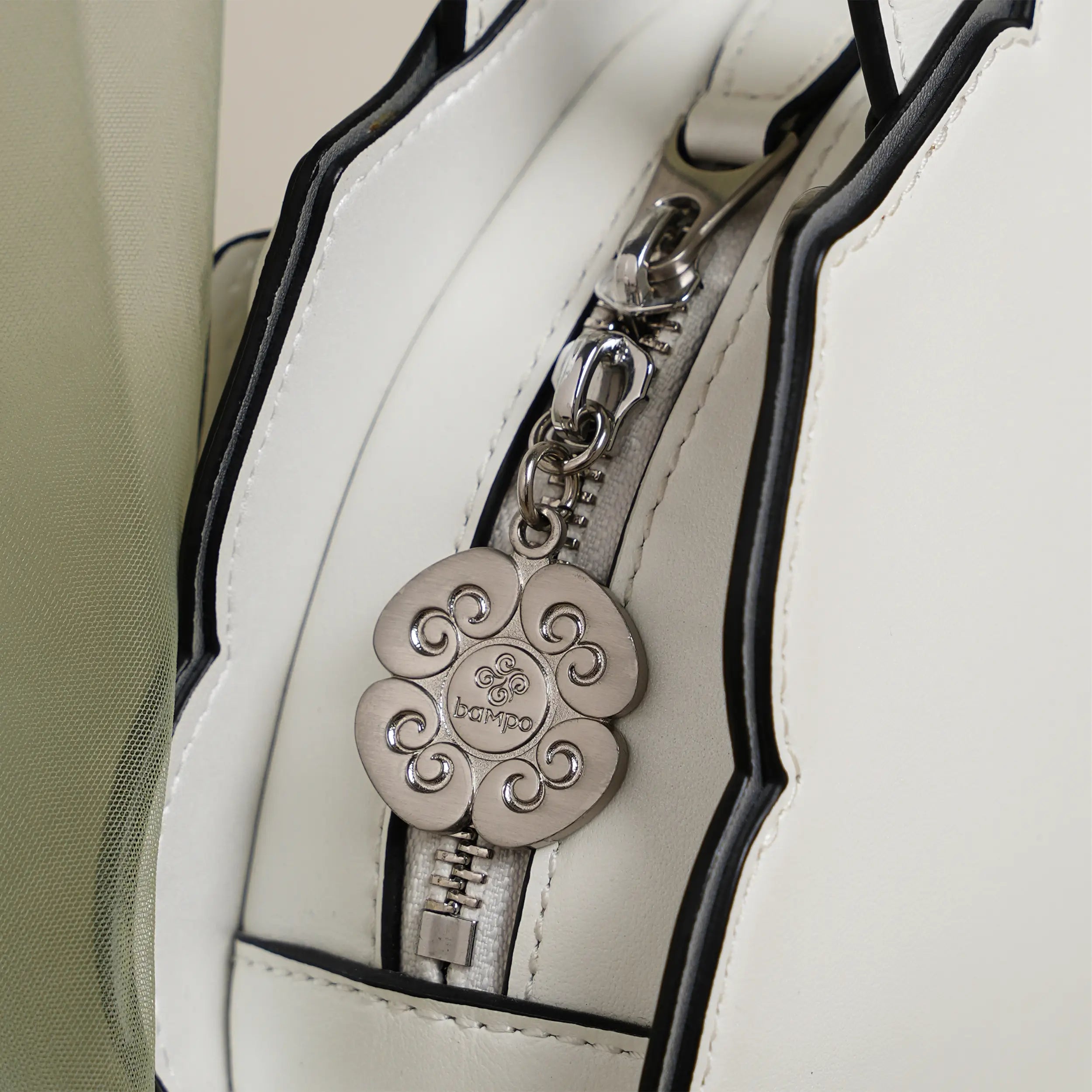lotus handbag in white | Bampo