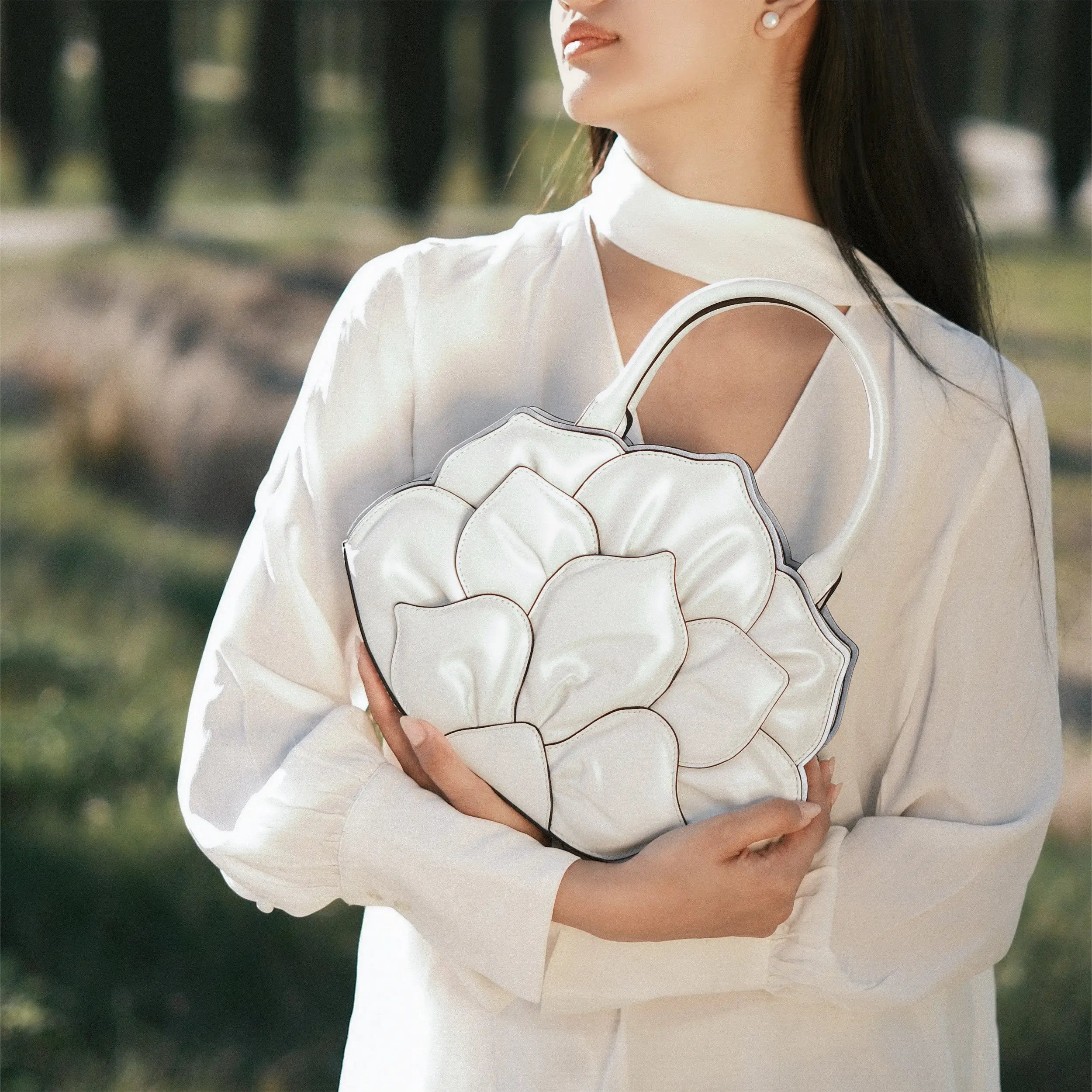 lotus handbag in white | Bampo