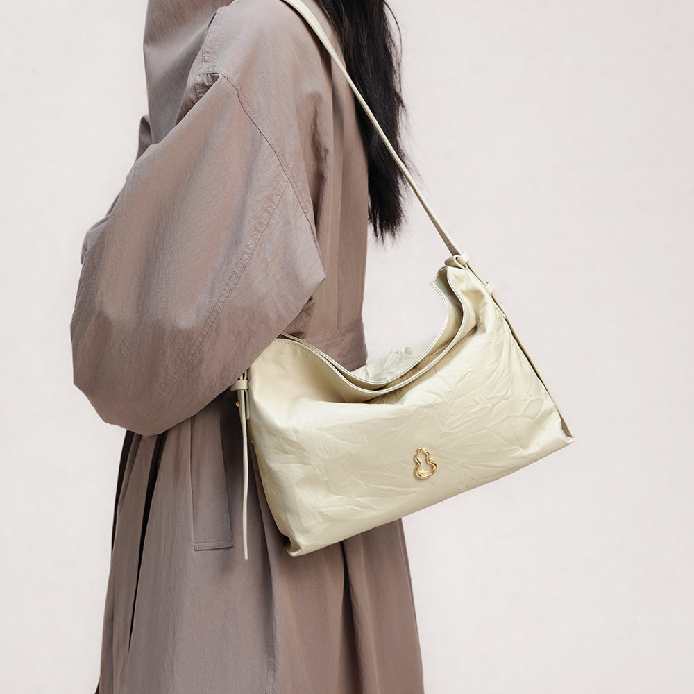 medium flow hobo in cream | Bampo