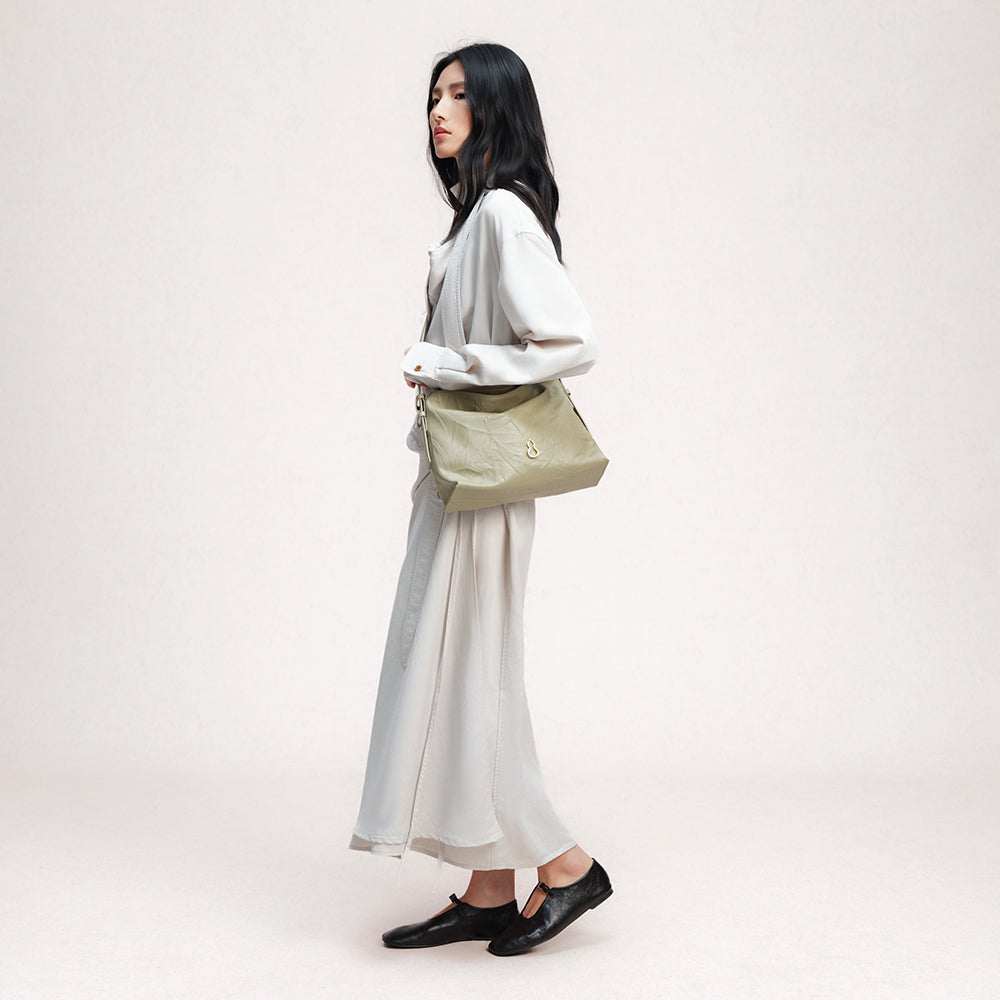 medium flow hobo in gray | Bampo