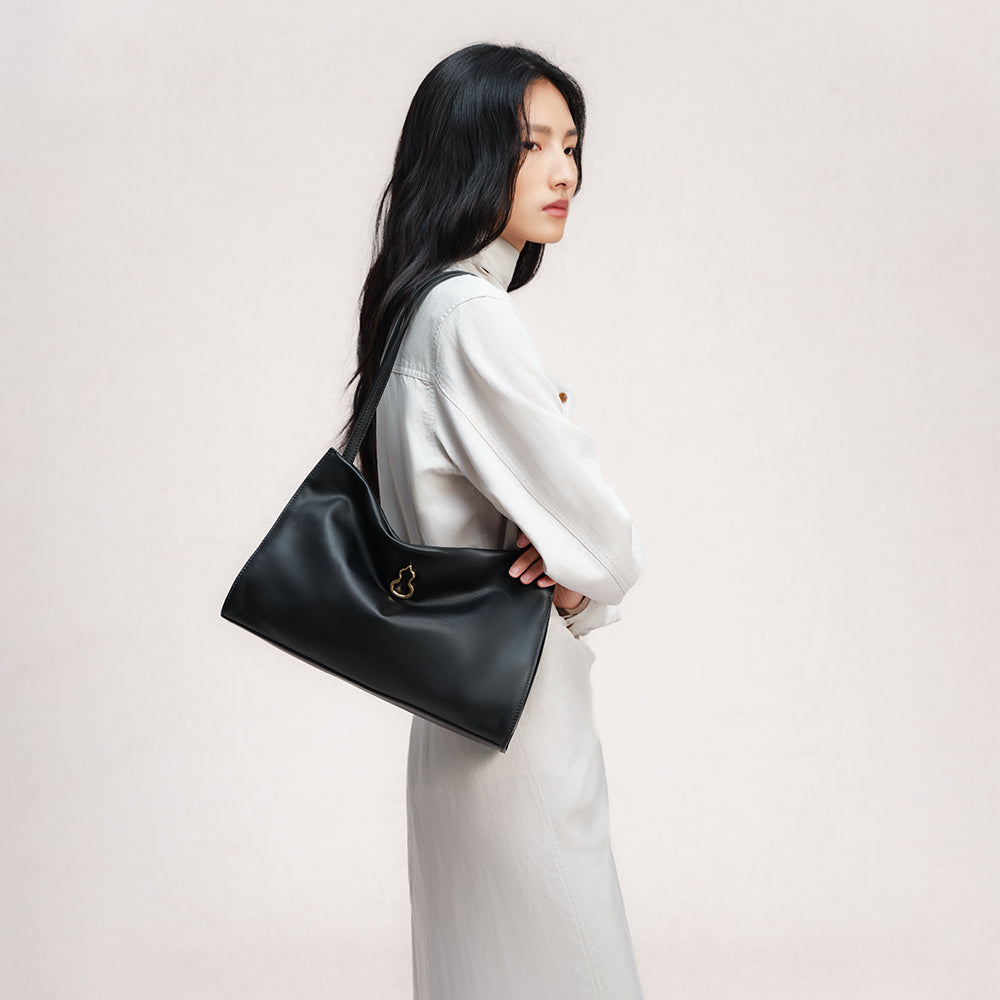 medium fluffy tote in black | Bampo