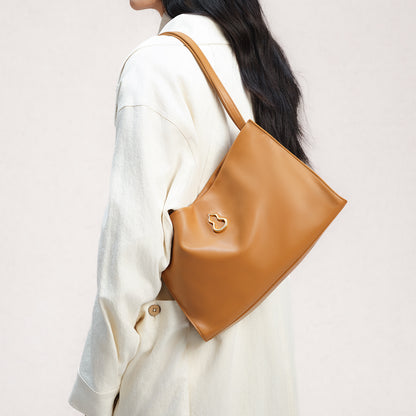 medium fluffy tote in caramel | Bampo